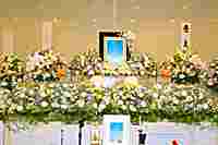 家族葬の生花祭壇